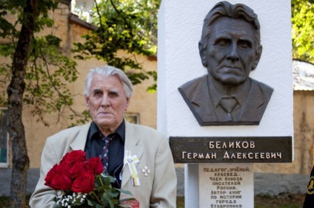 Герман Беликов рядом со своим памятником
