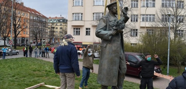 Памятник Коневу в Праге