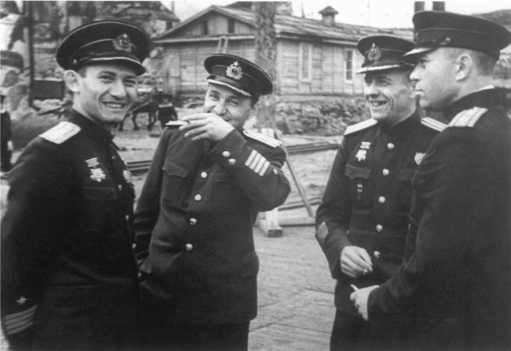 И.И. Фисанович (слева) с боевыми товарищами