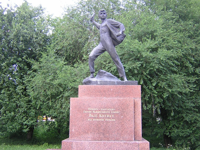 Памятник пионеру-герою Вале Котику в Шепетовке
