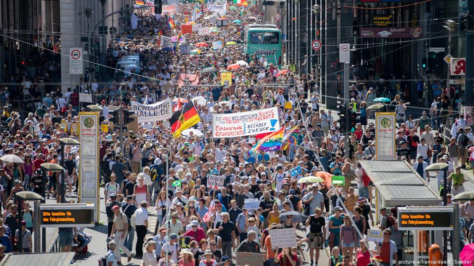Мирный протест против антикоронавирусных мер в Германии