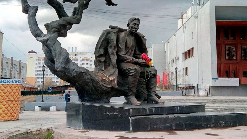 Памятник А.Е. Кулаковскому в Якутске