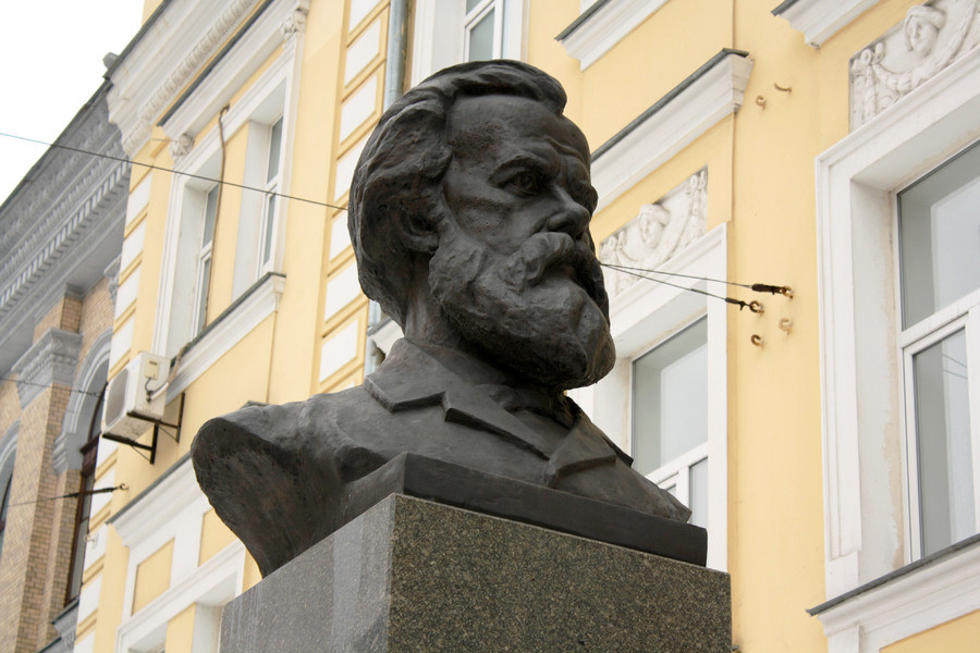 Памятник Михаилу Петровичу Драгоманову в Киеве