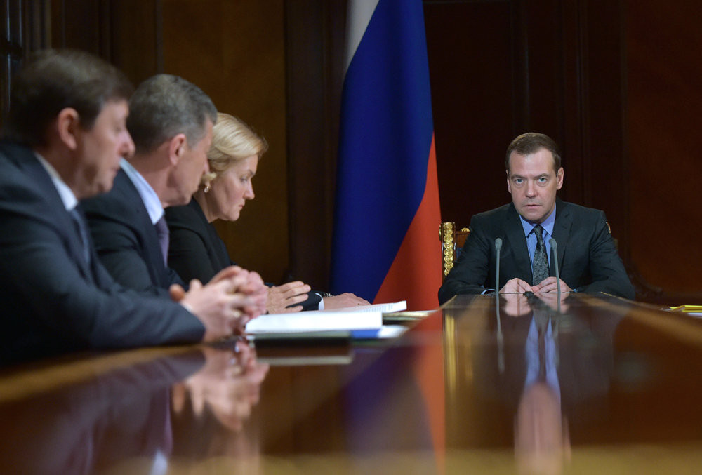 Премьер-министр Д. Медведев поручил продолжать совершенствование охраны труда на производстве. Фото: РИА Новости