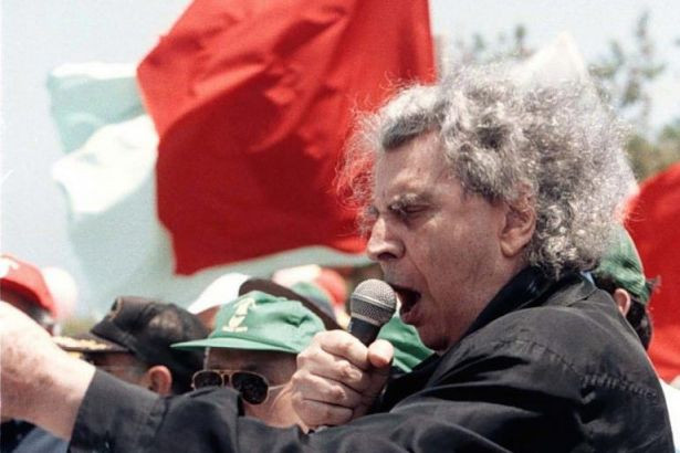 Микис Теодоракис выступает на митинге коммунистов