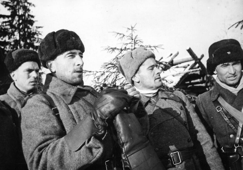 Генерал-майор Катуков М.Е. на наблюдательном пункте в дни битвы под Москвой