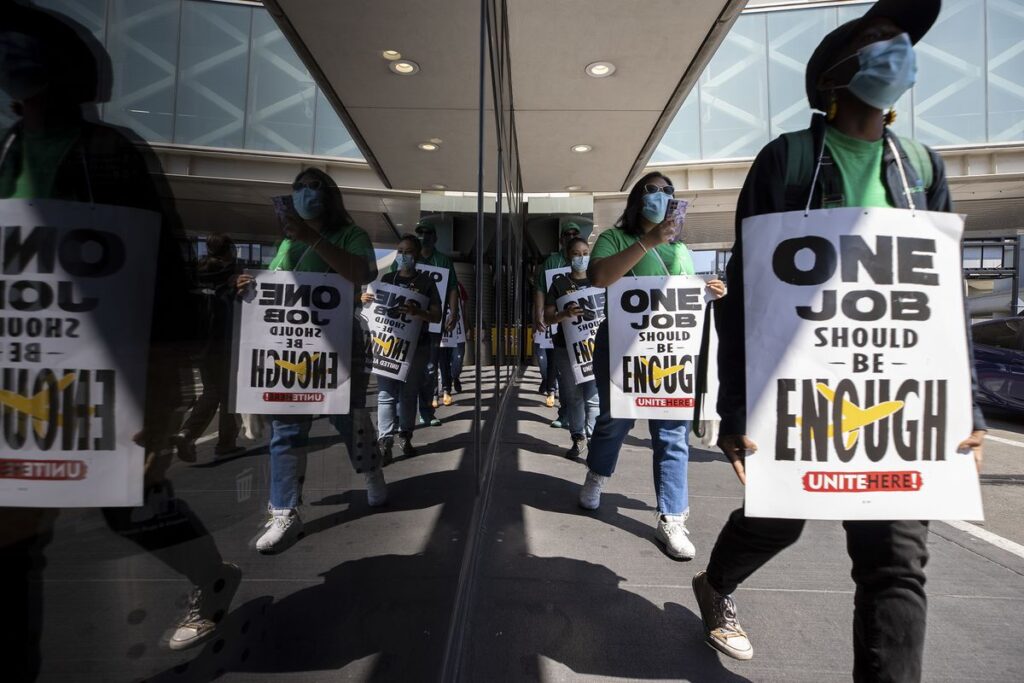 Протесты работников общепита в аэропорту Сан-Франциско