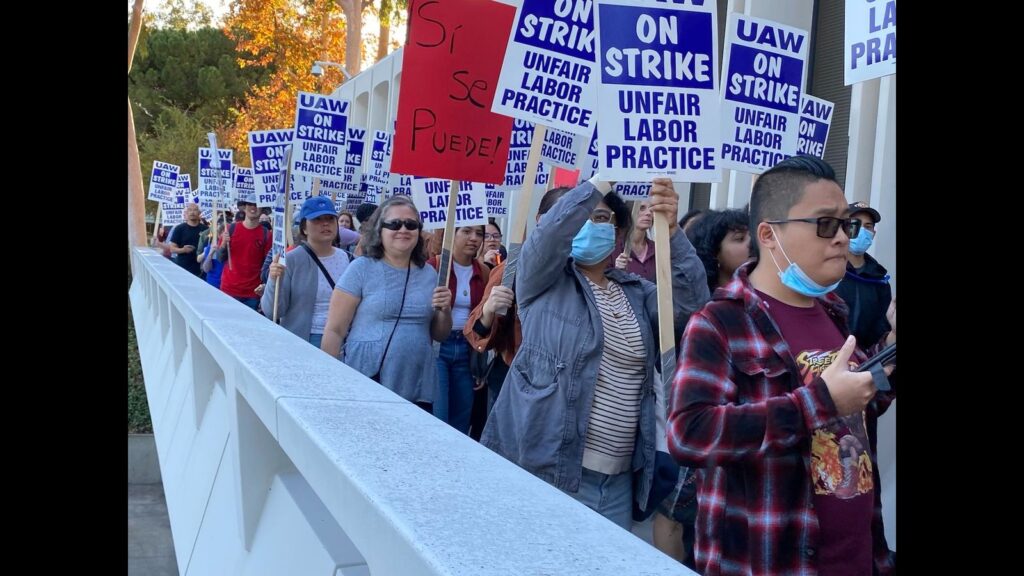 Сотрудники Калифорнийского университета выходят на крупнейшую в истории США забастовку