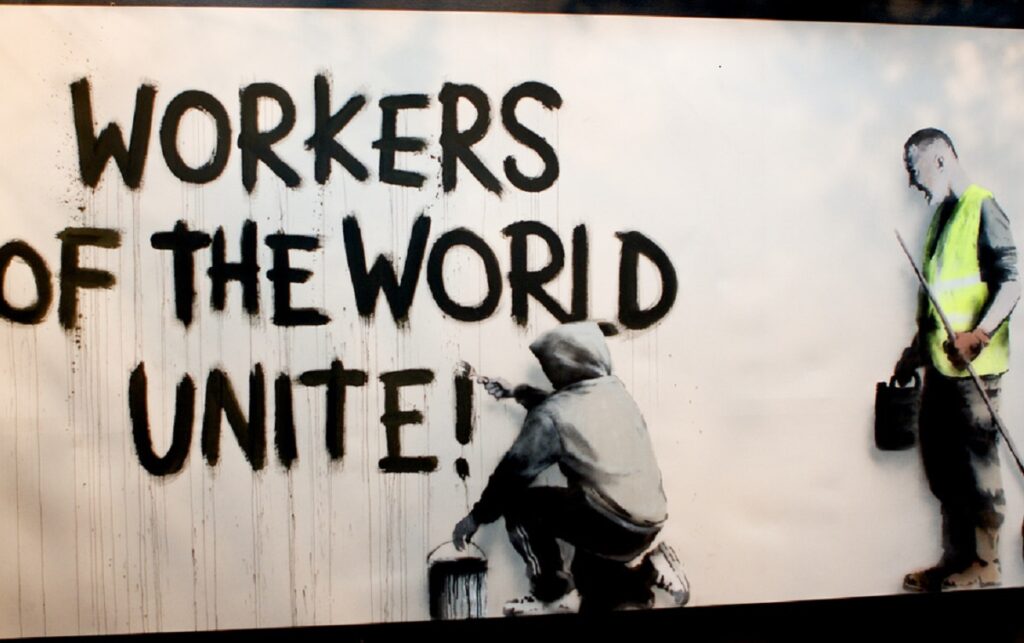 Стрит-арт "Рабочие мира, объединяйтесь"
