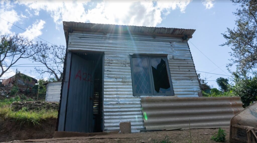 Дом Линдокуле Мнгуни. Боевики разбили окно хижины лопатой, вышибли дверь и открыли огонь по нему и его напарнику. (Фото Сиябонги Мбхеле)