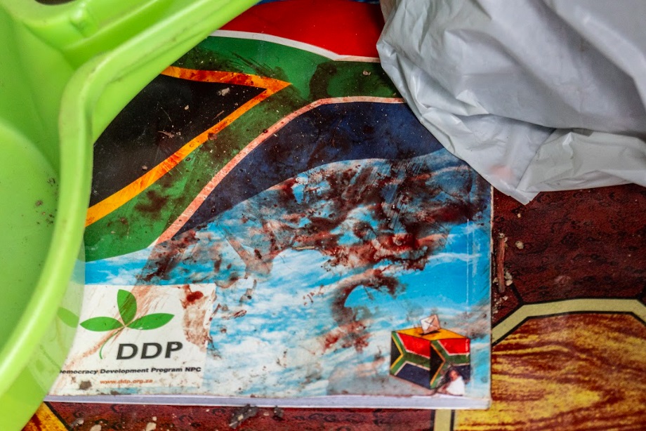 Брошюра под названием “Программа развития демократии NPC, покрытая кровью убитого лидера Линдокухле Мнгуни в его доме. (Фото Сиябонги Мбхеле)