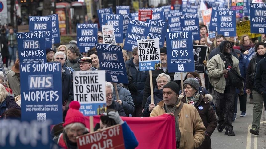 Протесты в Англии в поддержку медицинских работников