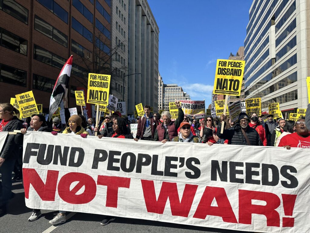 Многотысячный марш протеста в Вашингтоне/ Фото: ANSWER Coalition