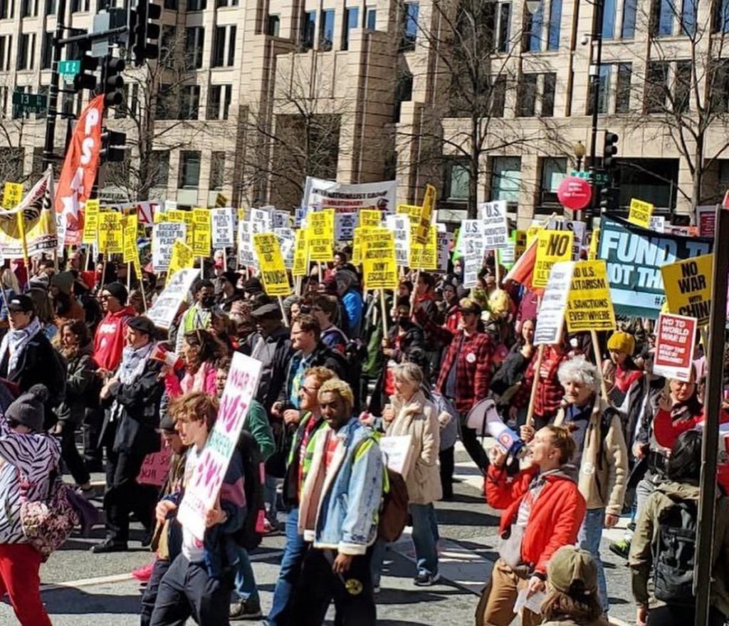 Демонстранты маршируют по улицам Вашингтона/ Фото: Коалиция ANSWER