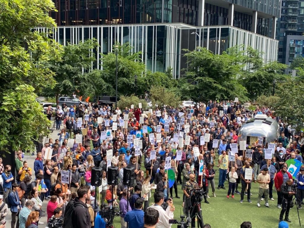 Акция протеста работников Amazon